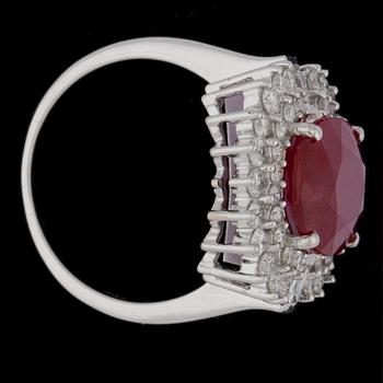 RING, fasettslipad rubin, 5.03 ct samt briljantslipade diamanter, tot. ca 1.20 ct.