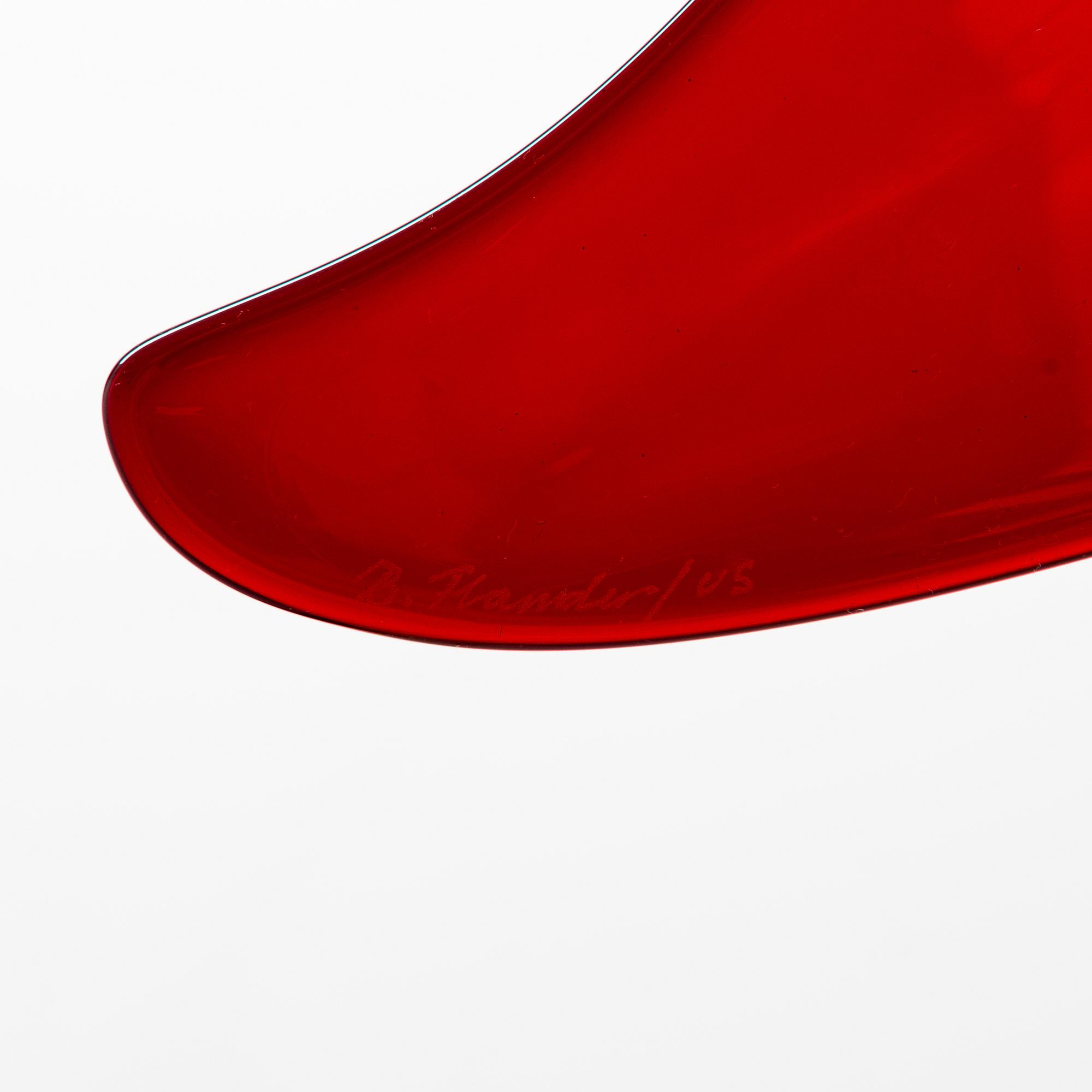 Brita Flander, glasskulptur, "Red", unik, ur "Serafimer"-serien, signerad B. Flander / US. Notsjö Nuutajärvi 1995.