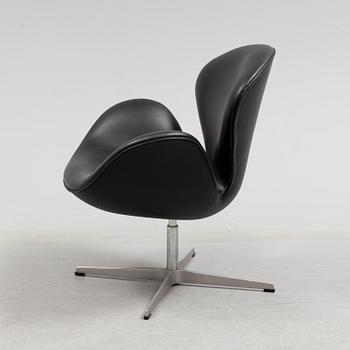 A "Swan" chair by Arne Jacobsen for Fritz Hansen, 2001.