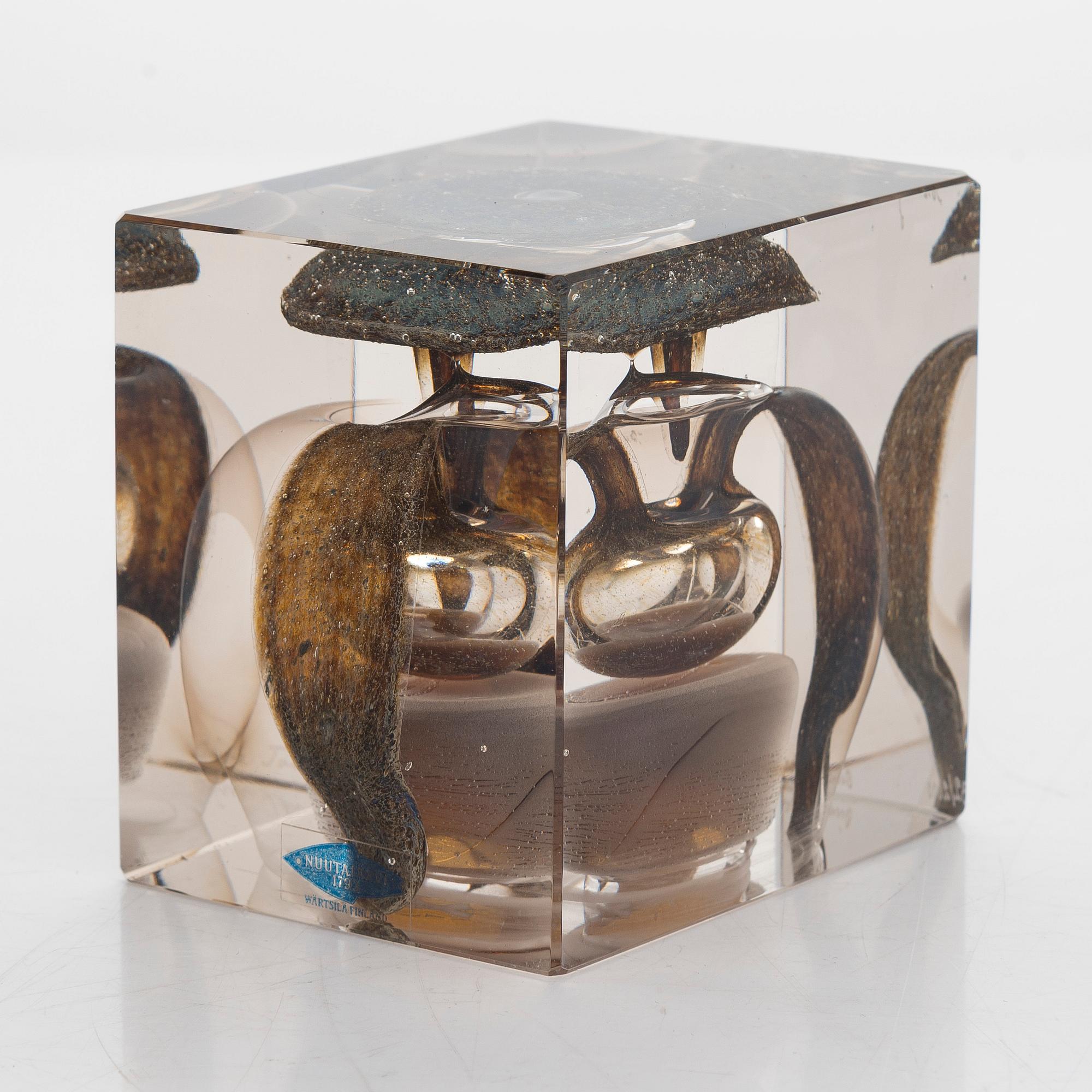 Oiva Toikka, årskub 1977, signerad Oiva Toikka, Nuutajärvi 1977, numrerad 32/2000.