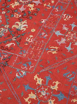 ANTIKT UZBEKISTANSKT SUZANI BRODERI. 222,5 x 165 cm.