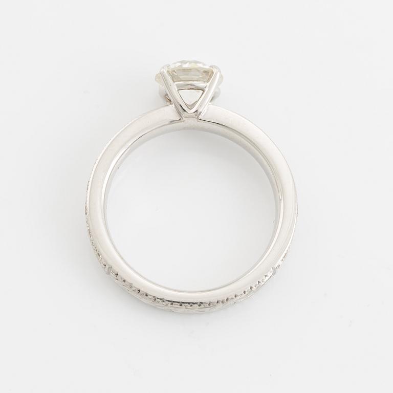 Ring med gammalslipad diamant.