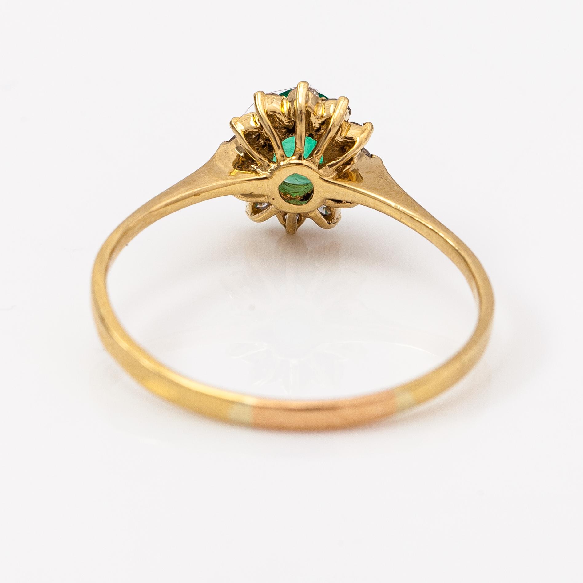 Ring, 18K guld, smaragd och diamanter ca 0.24 ct tot.