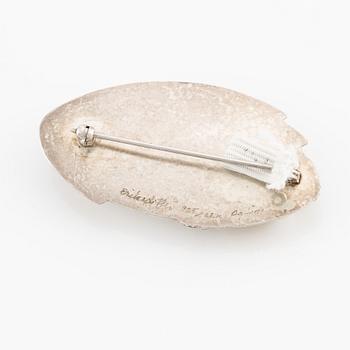 Brosch silver och guld, med pärlor och små blå stenar.