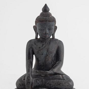 A Burmese bronze figure of a buddha, 17th century.