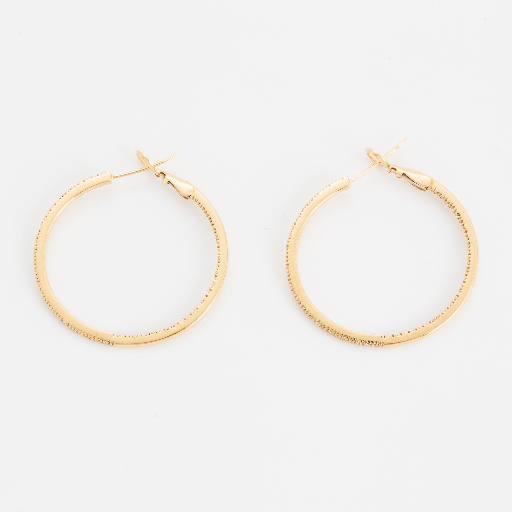 Örhängen hoops med briljantslipade diamanter.