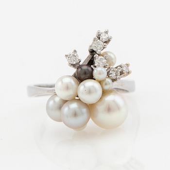 Ring, 18K white gold with pearls and brilliant-cut diamonds.