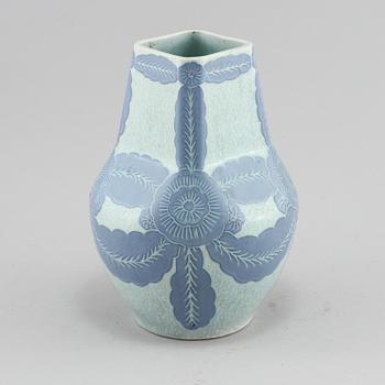 VAS, stengods, sgrafitto, Josef Ekberg, Gustafsberg, signerad och daterad 1919.