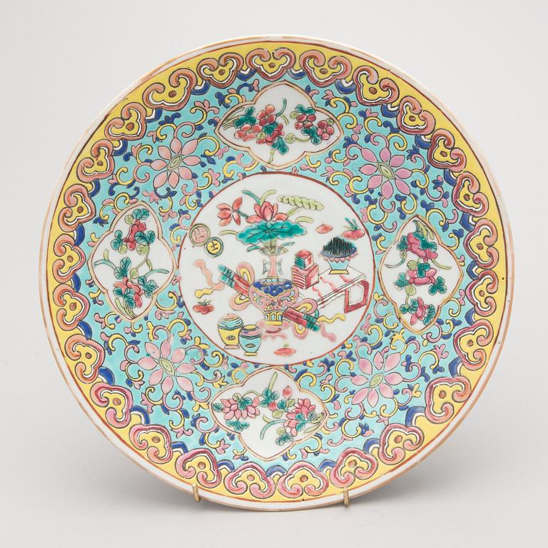 A Chinese porcelain dish from the latter half of the 19th century.
