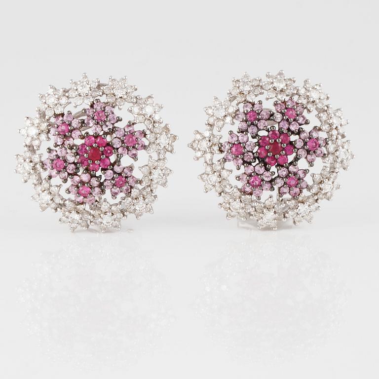 ÖRHÄNGEN, 18K vitguld med briljantslipade diamanter ca 2.10 ct, rubiner 0.70 ct samt rosa safirer ca 1.10 Vikt 9,9 g.