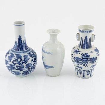A set of three blue and white vases, late Qing dynasty, circa 1900.