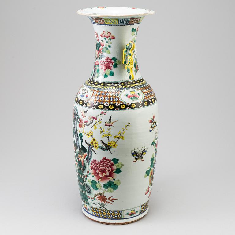 A Chinese porcelain vase, late Qing dynasty, circa 1900.