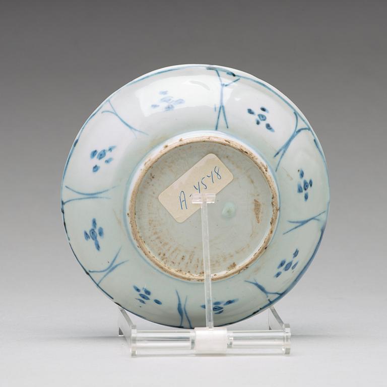 A set of four blue and white kraak dishes and a serving dish, Ming dynasty, Wanli (1572-1620).