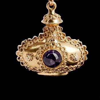 KLOCKKEJDA SAMT CHATELAINE OCH HÄNGE, 18k guld samt diamanter tot ca0,10ct o ametister. 1900-tal. Vikt ca24g.