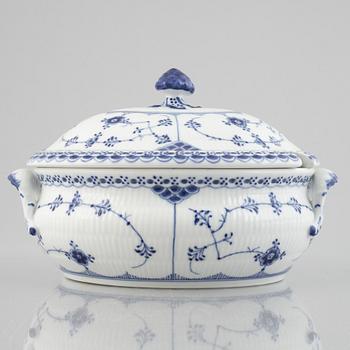 A 'Blue Fluted Half Lace' / 'Musselmalet' porcelain tureen with cover, Royal Copenhagen, model 594, 1898-1923.