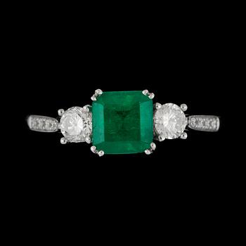 985. An emerald ring, 1.09 cts, set with brilliant cut diamonds tot. 0.36 cts.