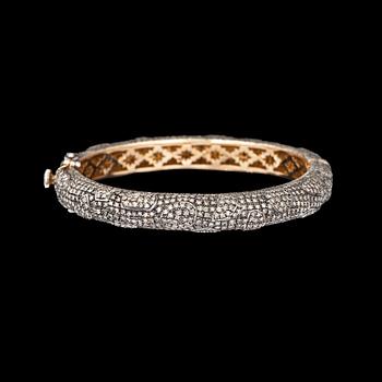 992. A brilliant cut diamond bangle, tot. app. 10 cts.