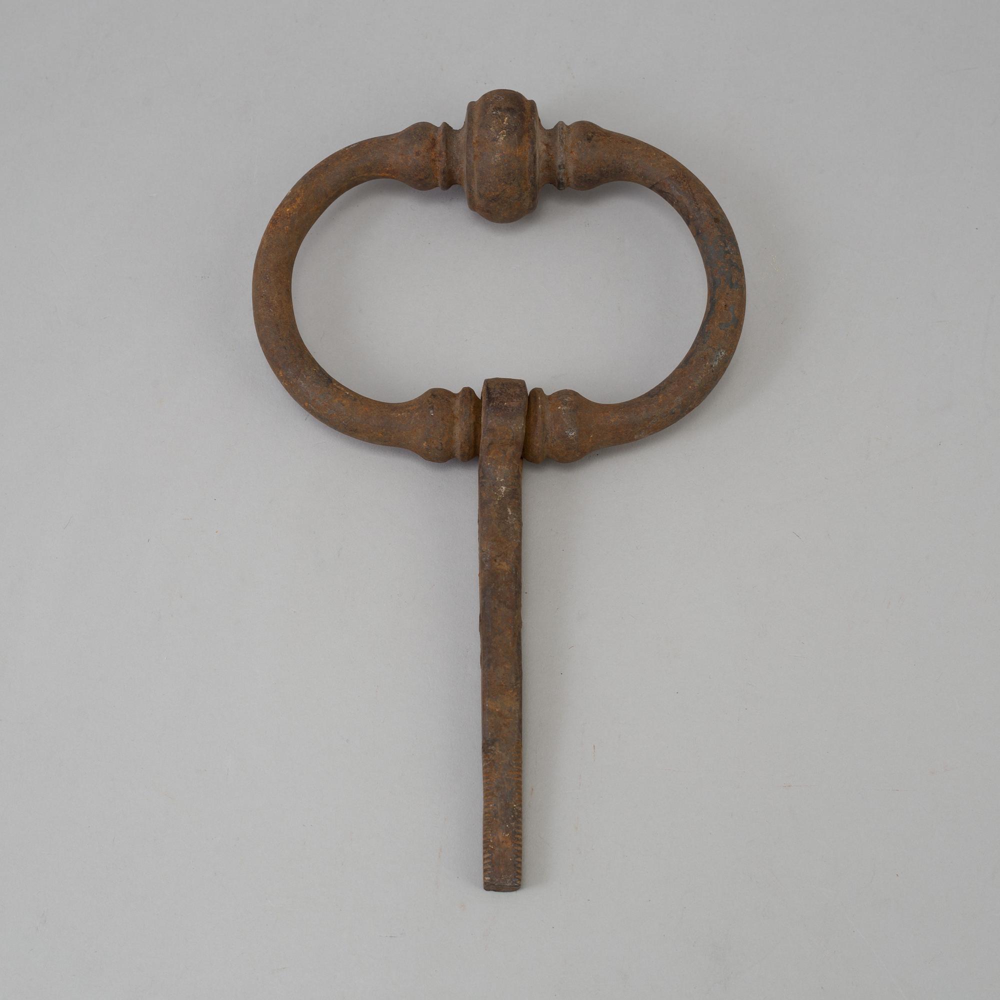 A 17TH CENTURY CAST IRON DOOR KNOCKER.