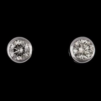 1302. A pair of brilliant cut diamond ear studs, tot. 1.06 cts.