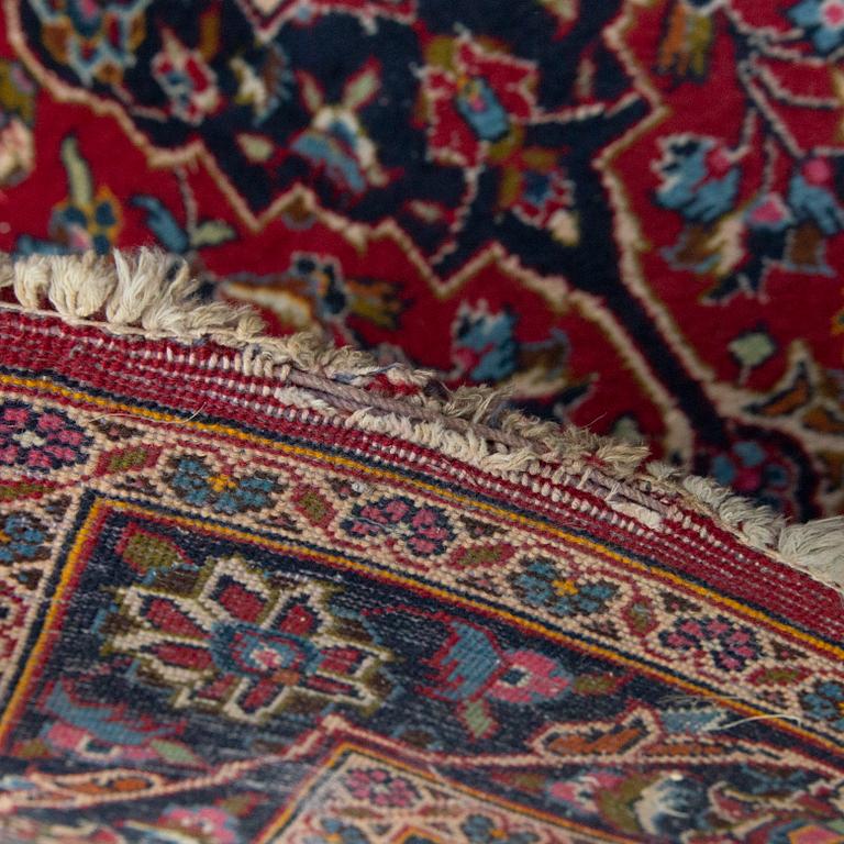 An oriental carpet. Circa 322x100 cm.