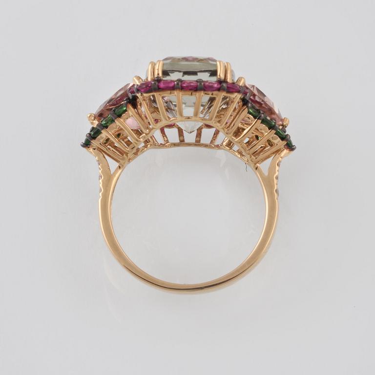 RING, 18K guld med fasettslipade safirer ca 1.29 ct, kvartz ca 7.31 ct samt tumaliner ca 2.29 ct. Vikt 6,1 gram.