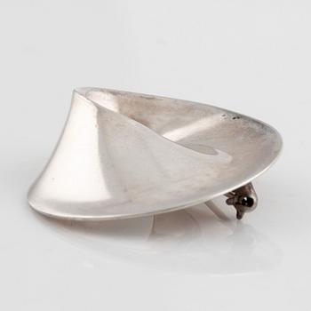 Vivianna Torun Bülow-Hübe,  ett par örhängen och brosch "Möbius", silver, Georg Jensen.