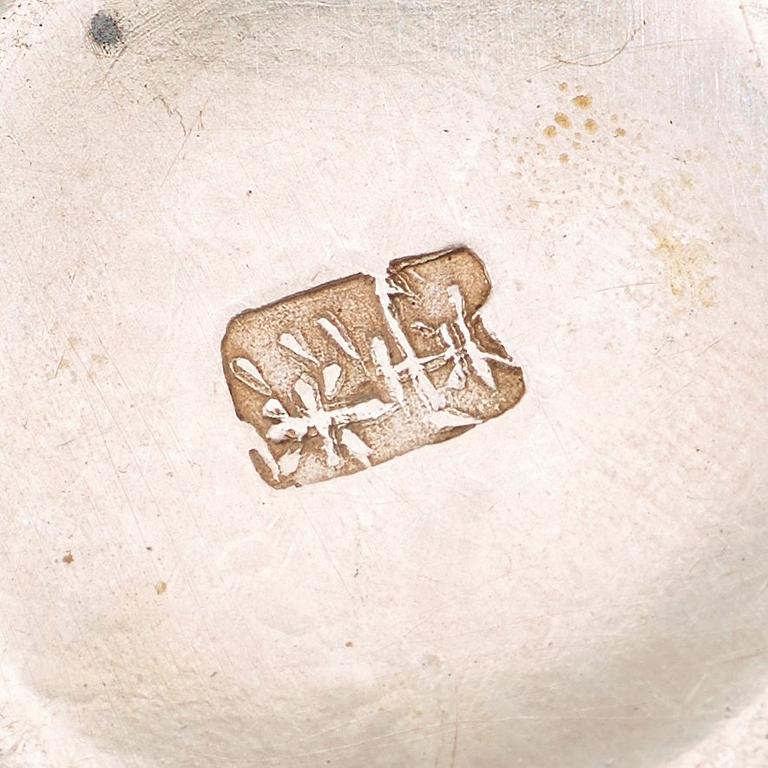 KOPPAR med FAT, 12 stycken, silver och emalj. Kina, 1900-talets början.