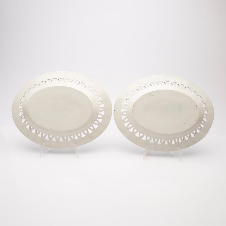 Gallerskålar med underfat, ett par, flintgods, England, 1800-tal.