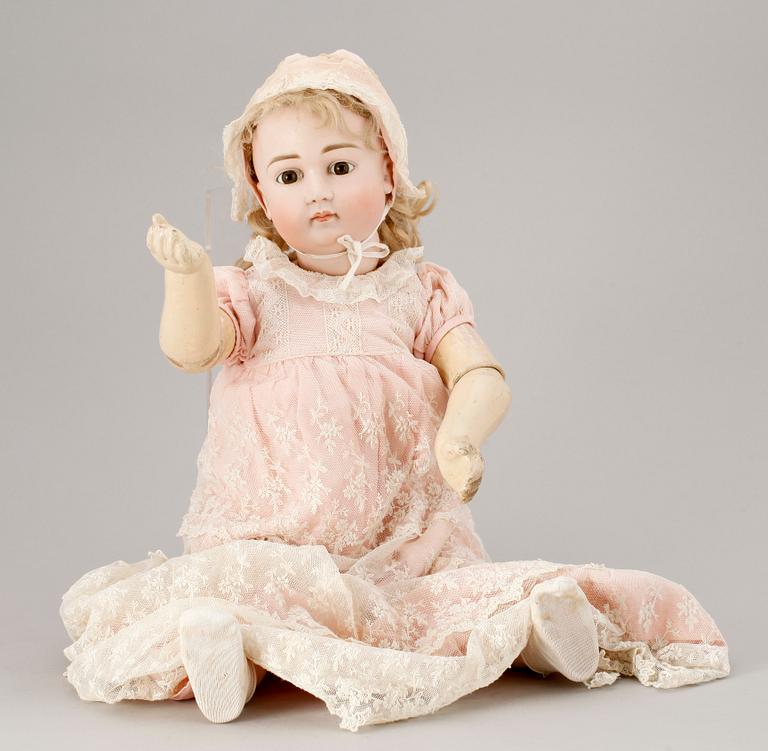 FLICKDOCKA, biskviporslin, Tyskland, ca. 1885-1895. Märkt "15" i nacken.