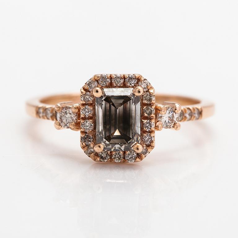 Ring, 14K roséguld med diamanter ca 1.38 ct tot. Med AIG-certifkat.