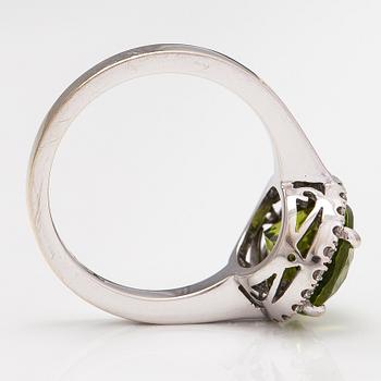 Max Prus, sormus, 18K valkokultaa, timantteja n. 0.48 ct yht ja peridootti.