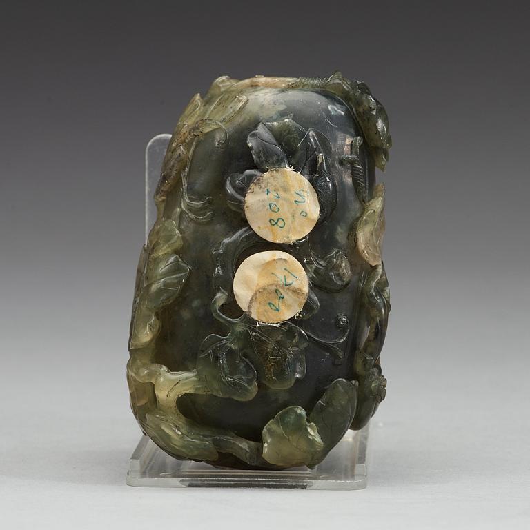 PENSELBAD, grön sten. Qingdynastin omkring 1900.