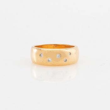 Ring 18K gold with round brilliant and single-cut diamonds.