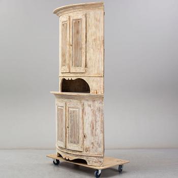A late Gustavian corner cabinet from around year 1800.