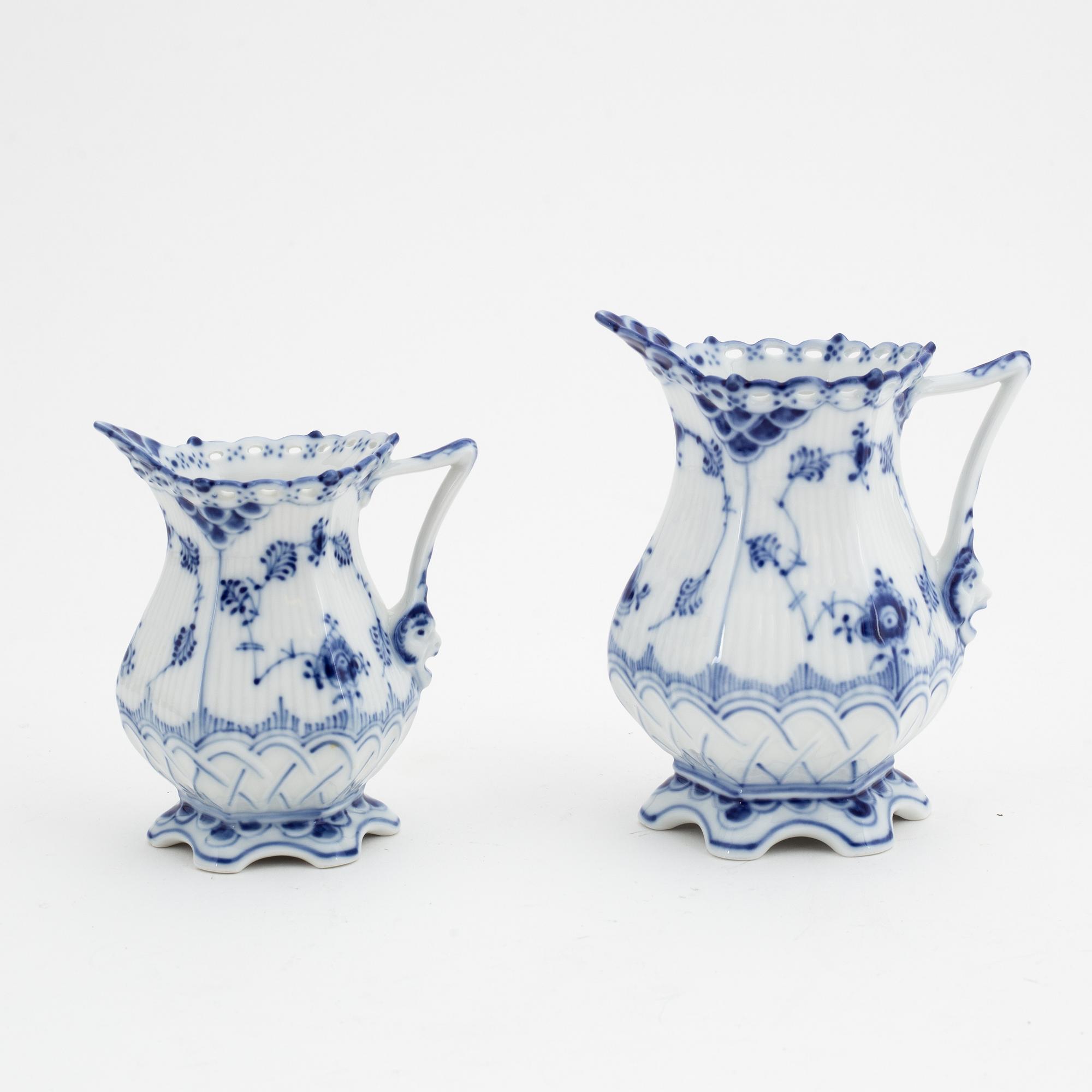 Matservis, 107 delar, porslin, "Musselmalet", Royal Copenhagen, Danmark.