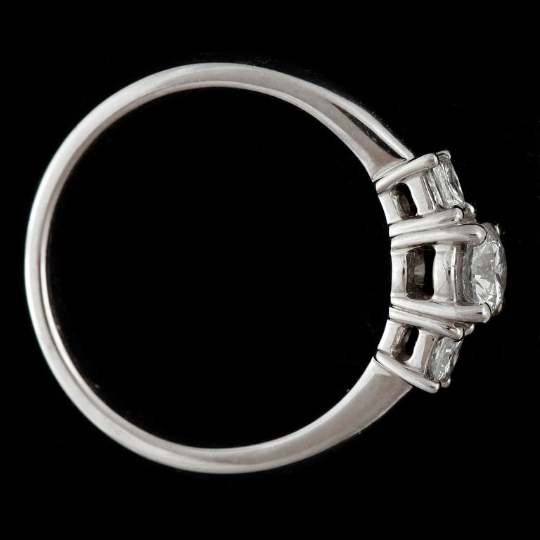 RING, 18k vitguld med tre olikslipade diamanter mittsten ca0,40ct, tot ca0,26 ct. Vikt ca 4,3 gram. 2000-tal.