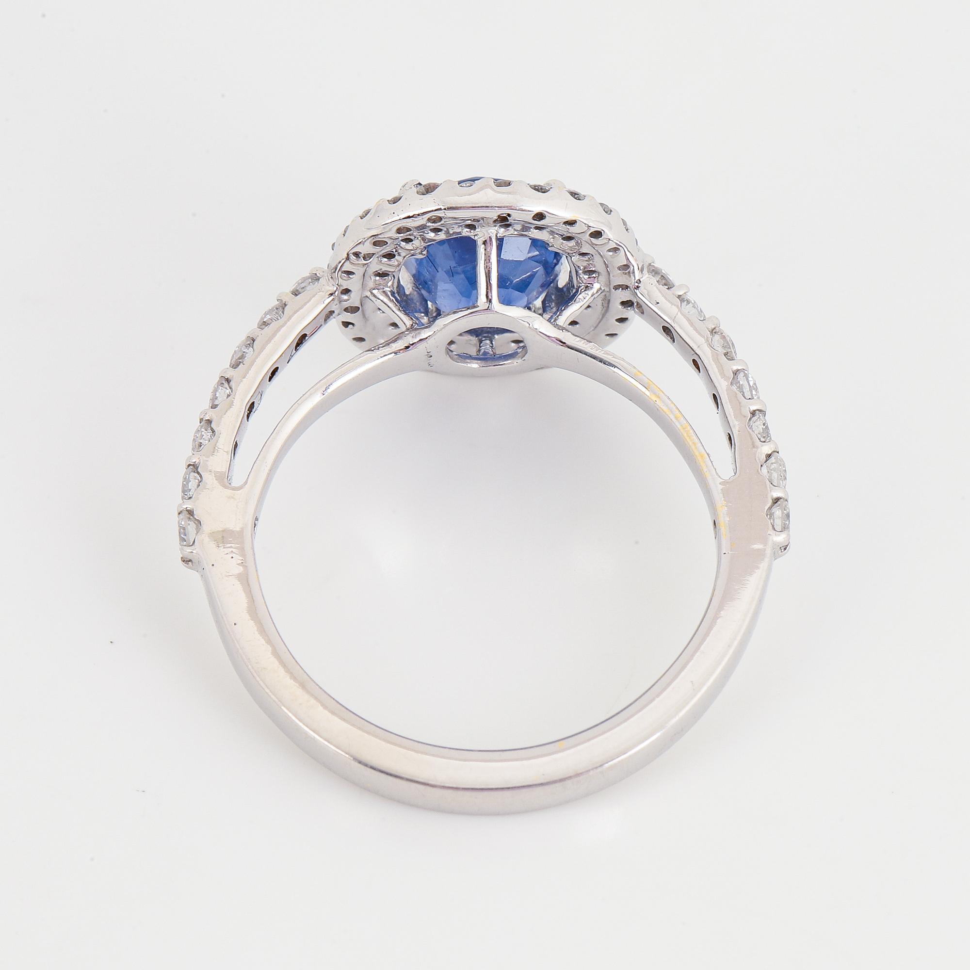 Ring, 18K vitguld med safir och briljanter.