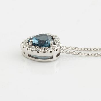 Collier med hjärtformad blå topas och briljantslipade diamanter.