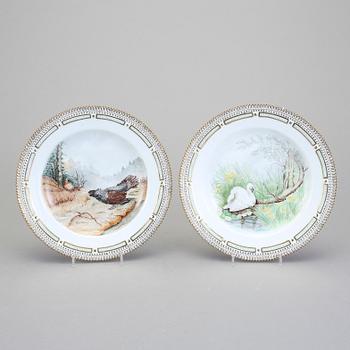 TALLRIKAR, 4 st, porslin. Royal Copenhagen, ur servisen Flora Danica. Dekorerade i s k Hausmalerei, 1942 och 1947.