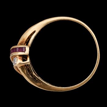 RING, 18k guld, ca 16 små rubiner samt små diamanter, stämplad C.G. Hallberg, Stockholm. Vikt ca 2,9g.