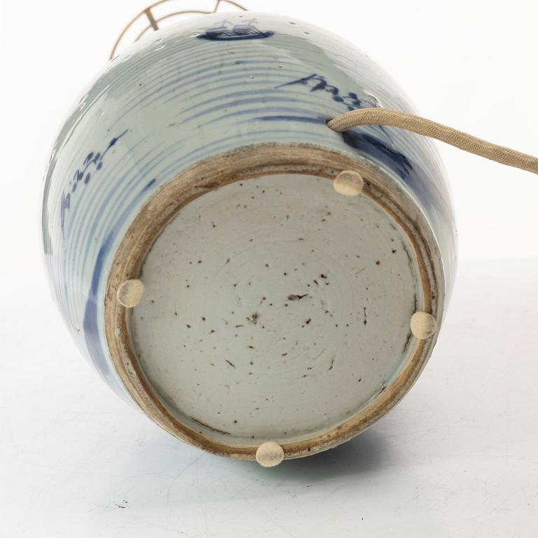 Bojan och lampa, porslin. Qingdynastin, 1800-tal.