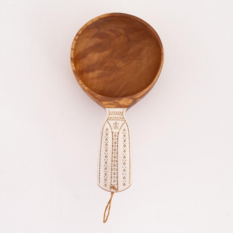 A birch cup by Tore Sunna, before 1977.