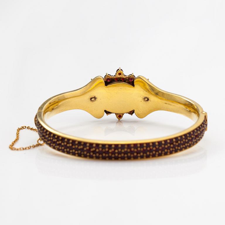 A gilded silver bracelet with garnets. Import marked Hugo Grün, Helsinki 1974.