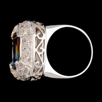 RING, vitguldspläterat sterlingsilver, flerfärgad kvarts ca 19.00 ct , vita safirer tot ca 1.70 ct.