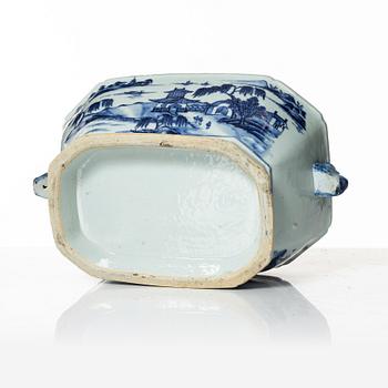 A Chinese export porcelain tureen, Qing dynasty, Qianlong (1736-95).