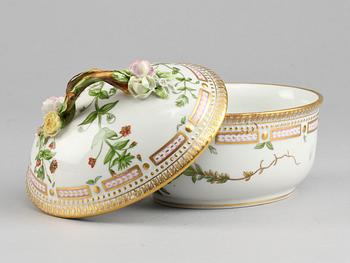 BONBONNIERE, porslin, "Flora Danica", Royal Copenhagen, 1900-tal.