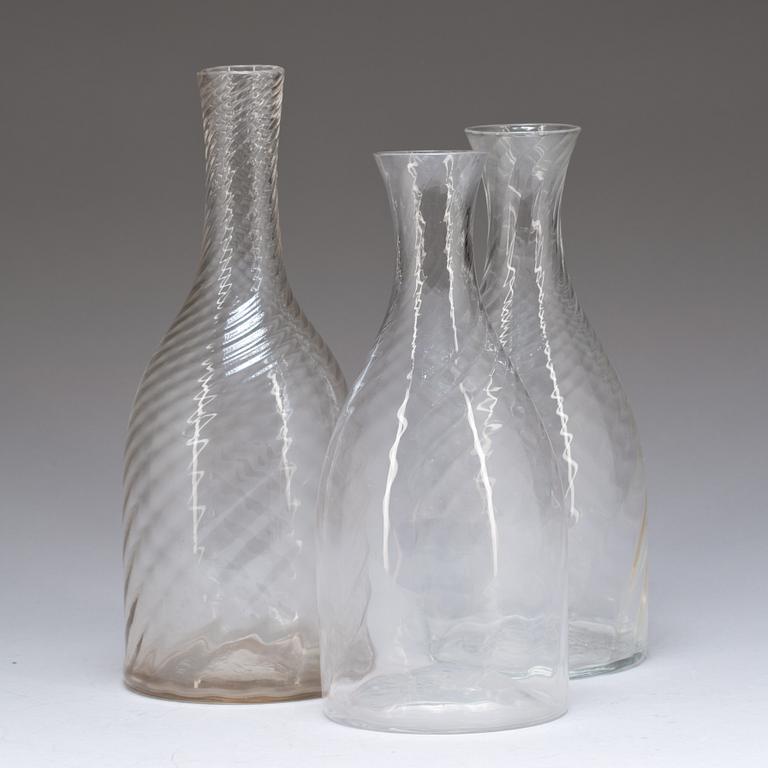 VATTENKARAFFER, glas, 3 st. 1800-talets andra hälft.