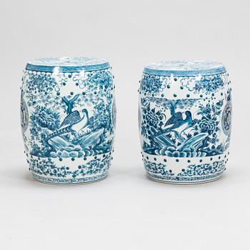 Puutarhajakkaroita, 2 kpl,  posliinia Kiina 1900-luvun loppupuoli.