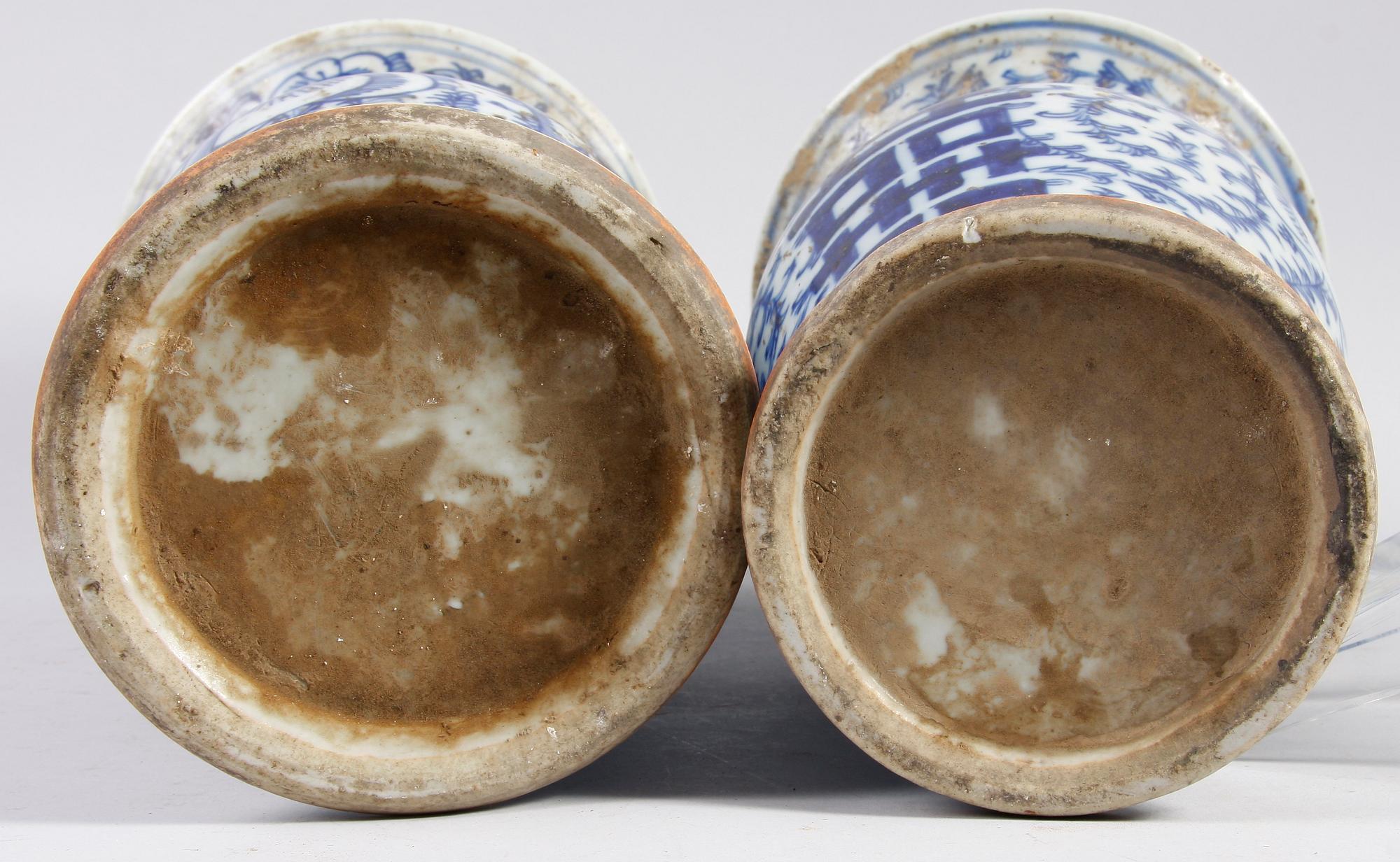 VASER, ett par, porslin, Kina, 1900-tal.