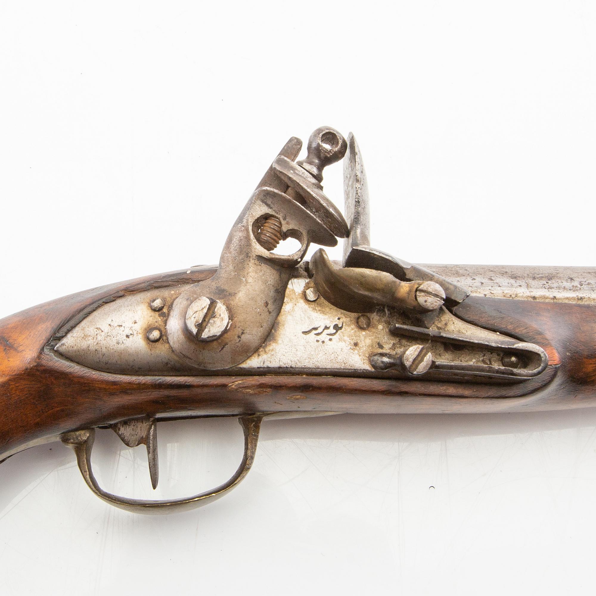 Flintlåspistoler, två stycken, arabisk märkning, 1700-/1800-tal.